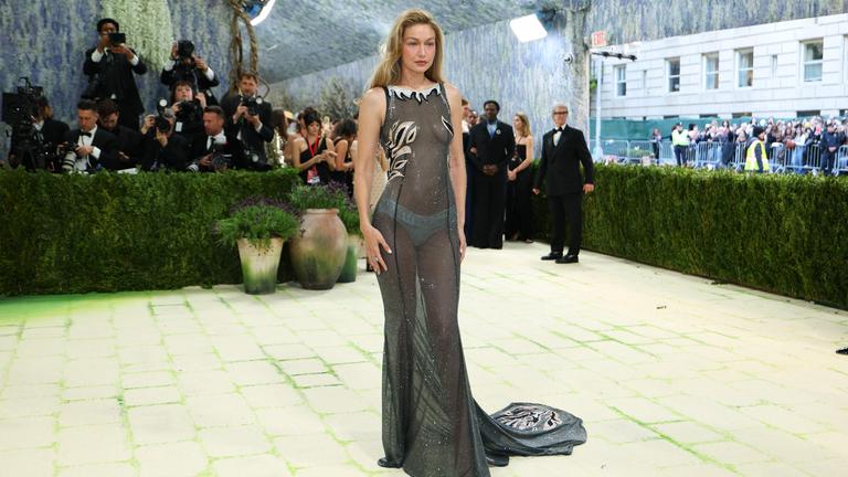 Gigi Hadid trifft bei der Benefizgala des Costume Institute des Metropolitan Museum of Art ein.