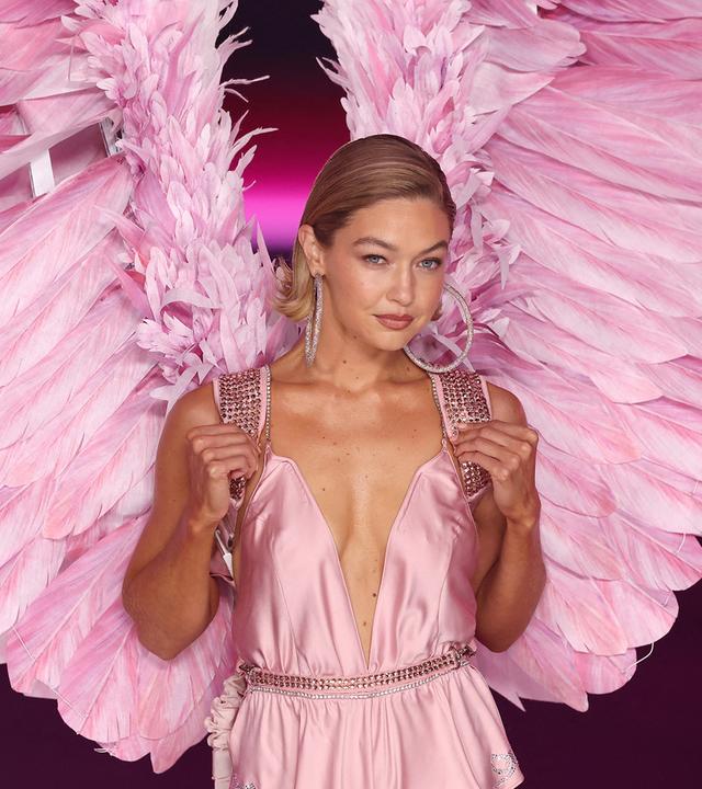 Gigi Hadid in einem rosa Engelskostüm