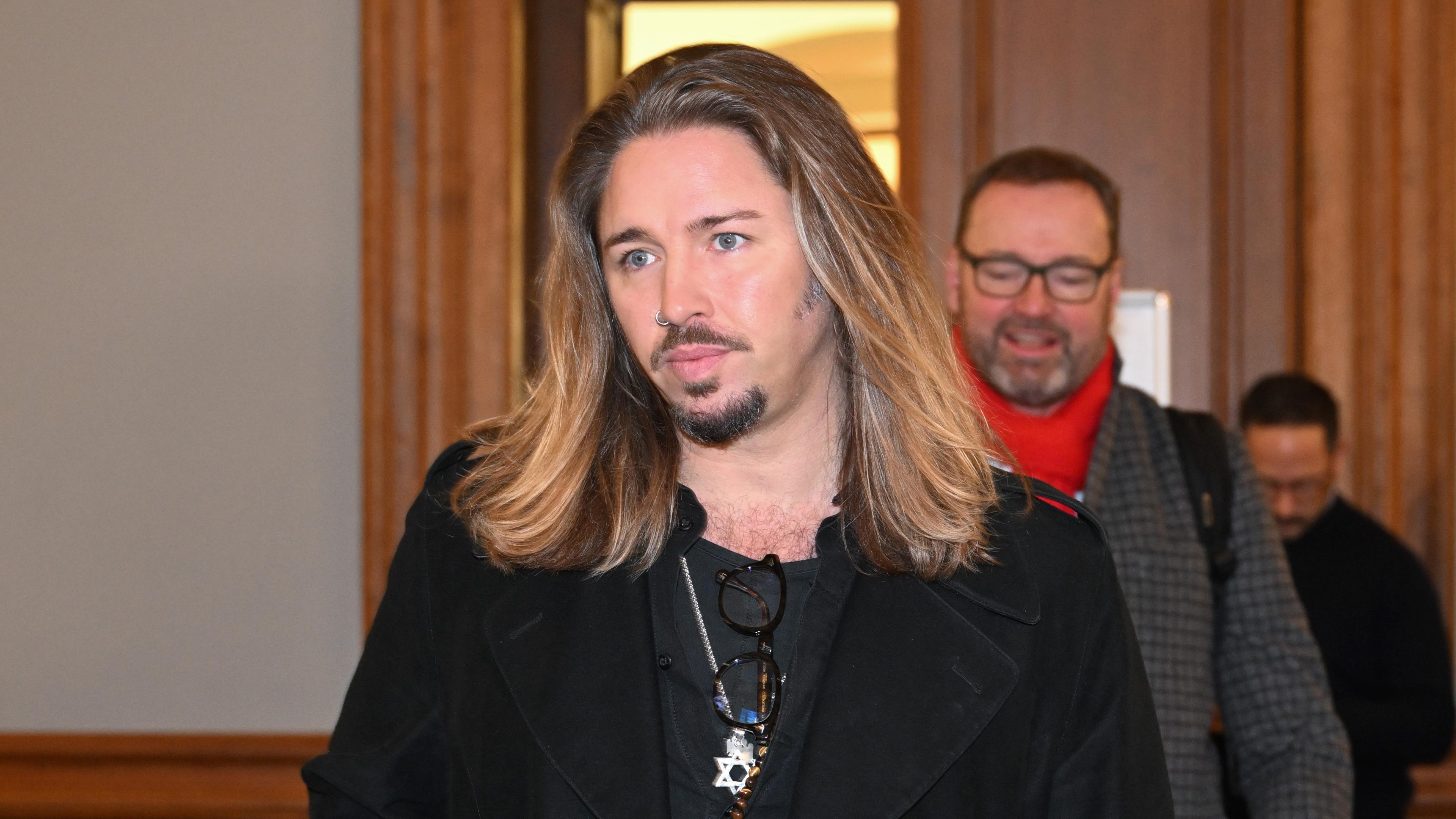 Gil Ofarim im Gerichtssaal in Leipzig, aufgenommen am 28.11.2023