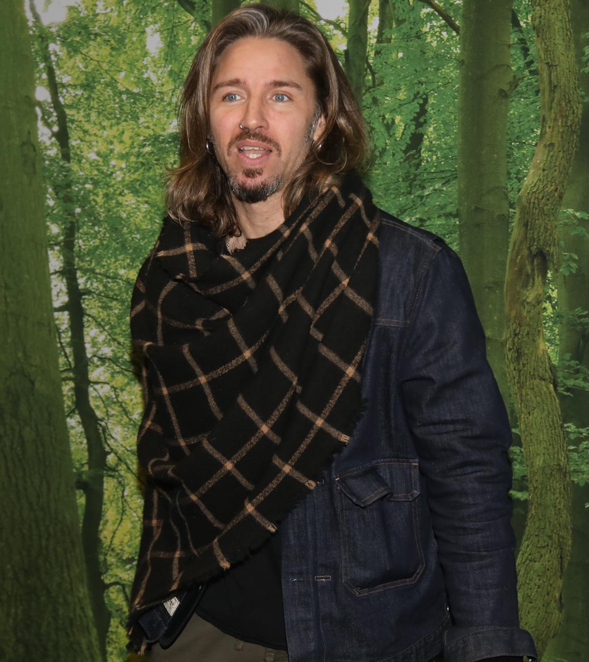 Gil Ofarim bei der Abreise der Dschungelcamp-Kandidaten der RTL Reality-TV-Show "Ich bin ein Star - holt mich hier raus" nach Australien auf dem Flughafen Frankfurt am Main.