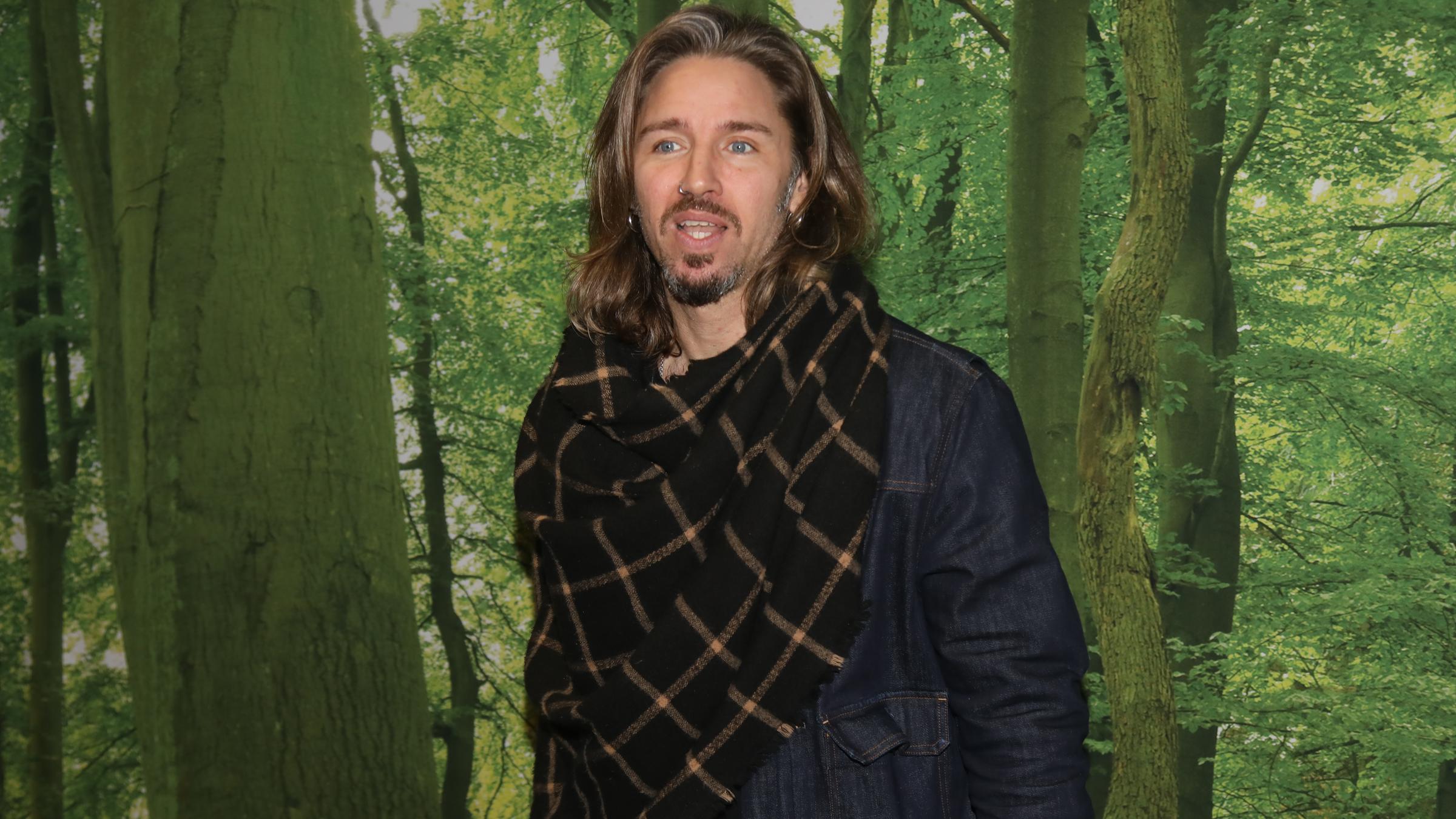 Gil Ofarim bei der Abreise der Dschungelcamp-Kandidaten der RTL Reality-TV-Show "Ich bin ein Star - holt mich hier raus" nach Australien auf dem Flughafen Frankfurt am Main.