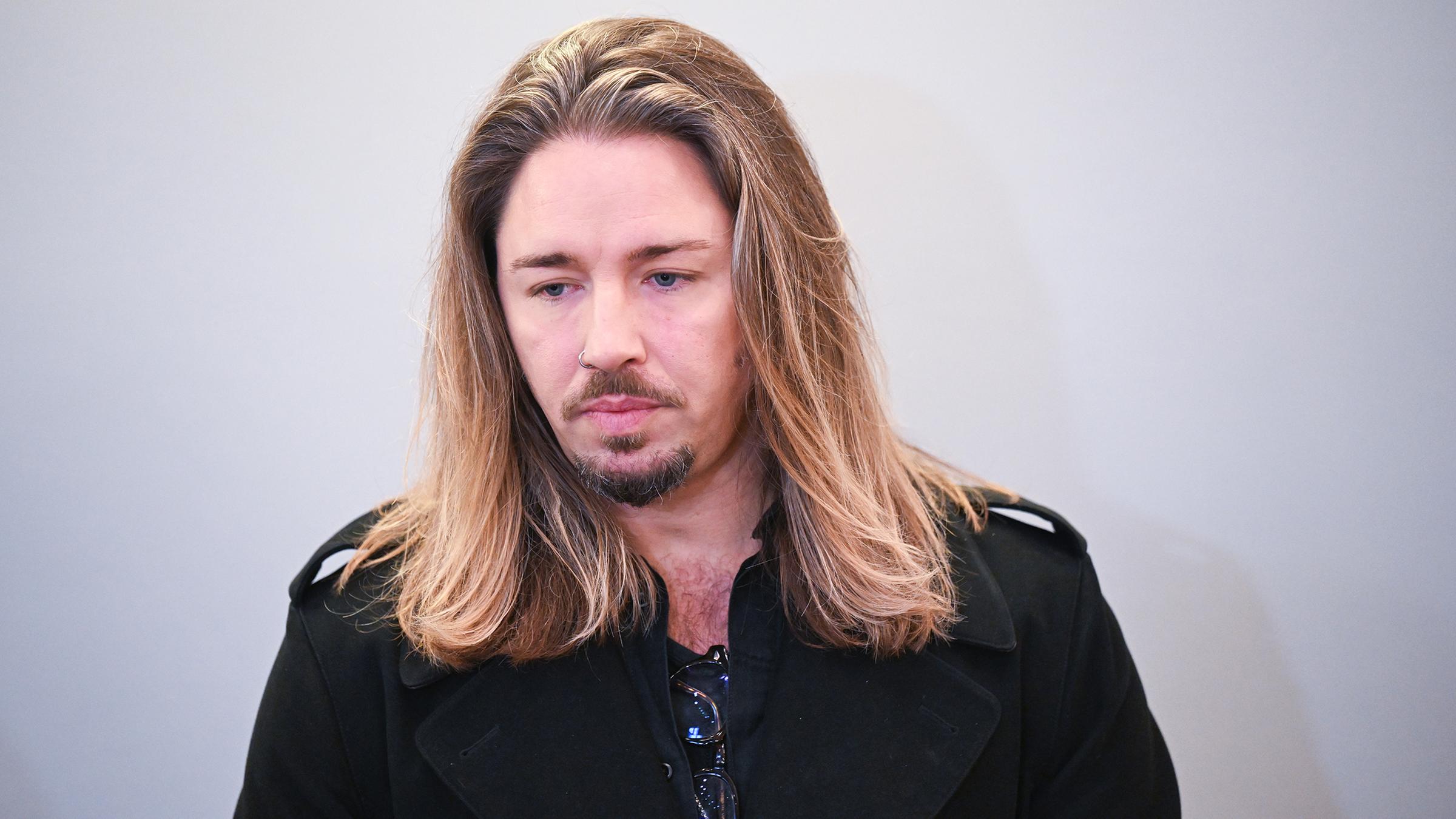 Nachdem Gil Ofarim die Geldauflage gezahlt hat, ist das Verfahren eingestellt worden. Der Musiker hatte mit einem erfundenen Davidstern-Skandal Antisemitismus-Vorwürfe erhoben. (22.8.2024) 