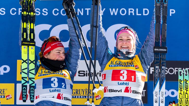 Coletta Rydzek und Laura Gimmler (Deutschland) jubeln auf dem Podest am 22.03.25.
