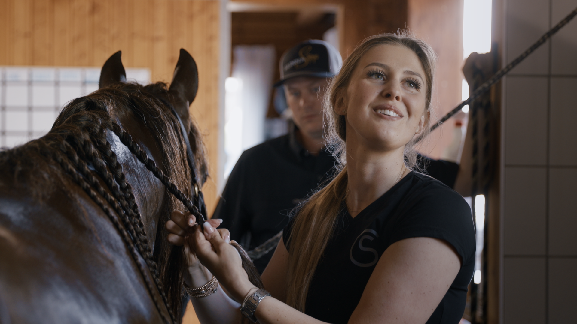 Gina Schumacher und ihr Mann lain Bethke im Hintergrund.