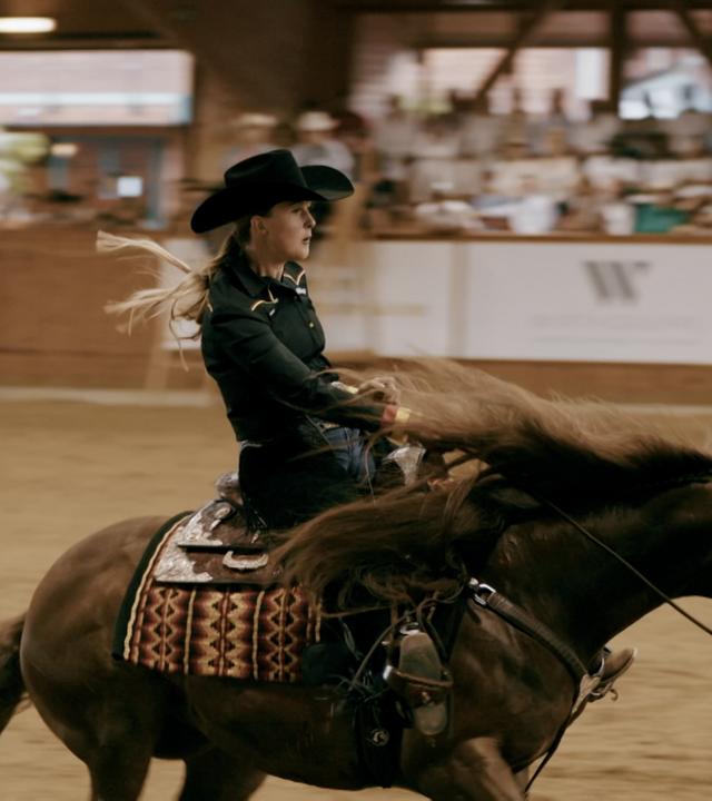 Gina Schumacher reitet auf einem Pferd.