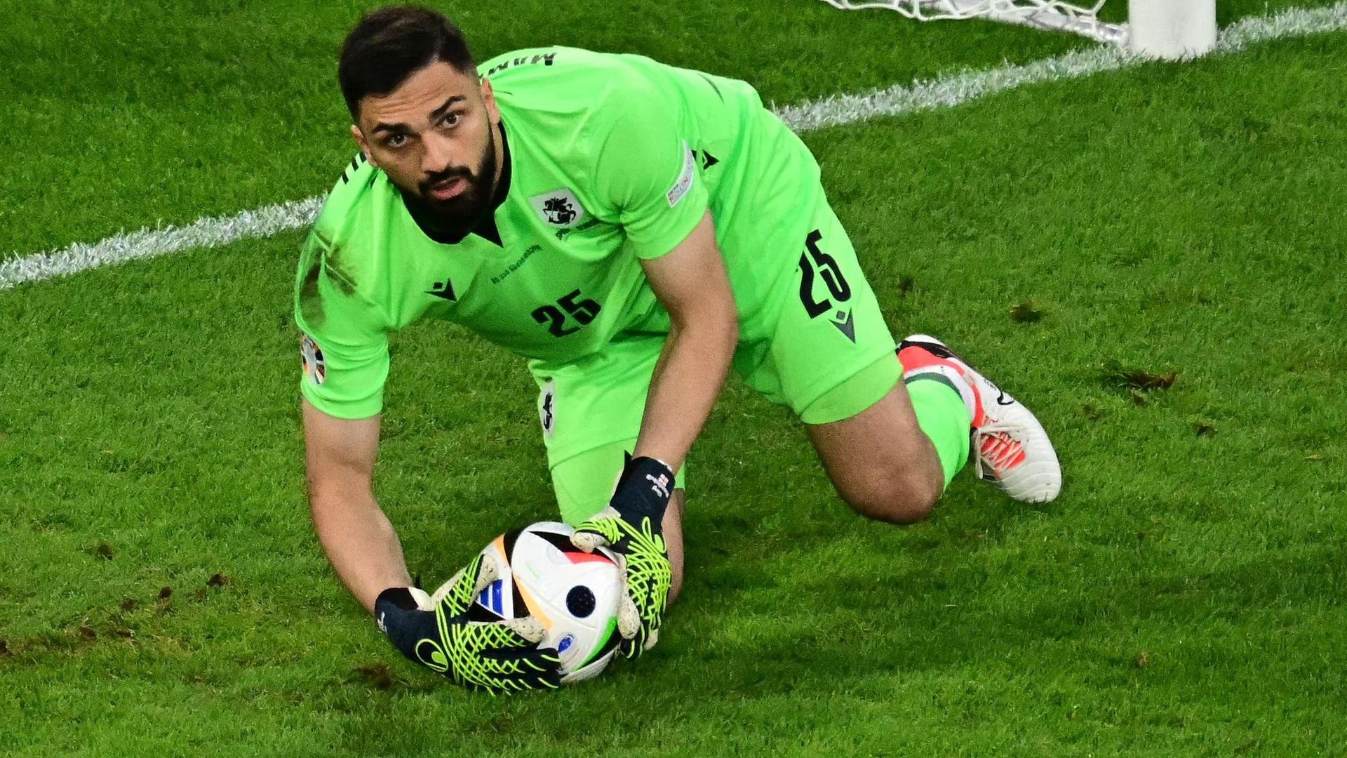 Georgiens Torwart Mamardashvili in Aktion beim EM-Spiel gegen Spanien.
