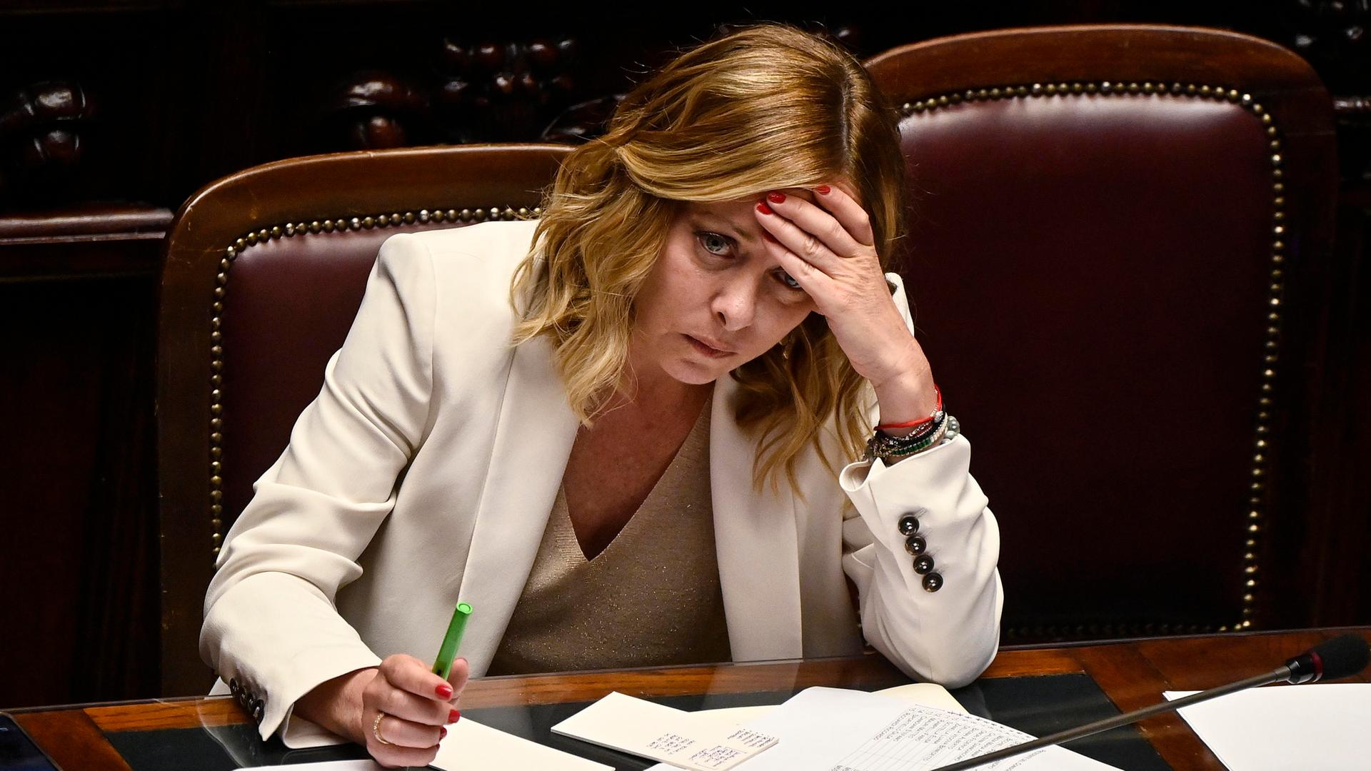 Giorgia Meloni reagiert, als sie vor dem EU-Gipfel in Rom, am 26.06.2024 vor der Abgeordnetenkammer, dem Unterhaus des italienischen Parlaments, Bericht erstattet.