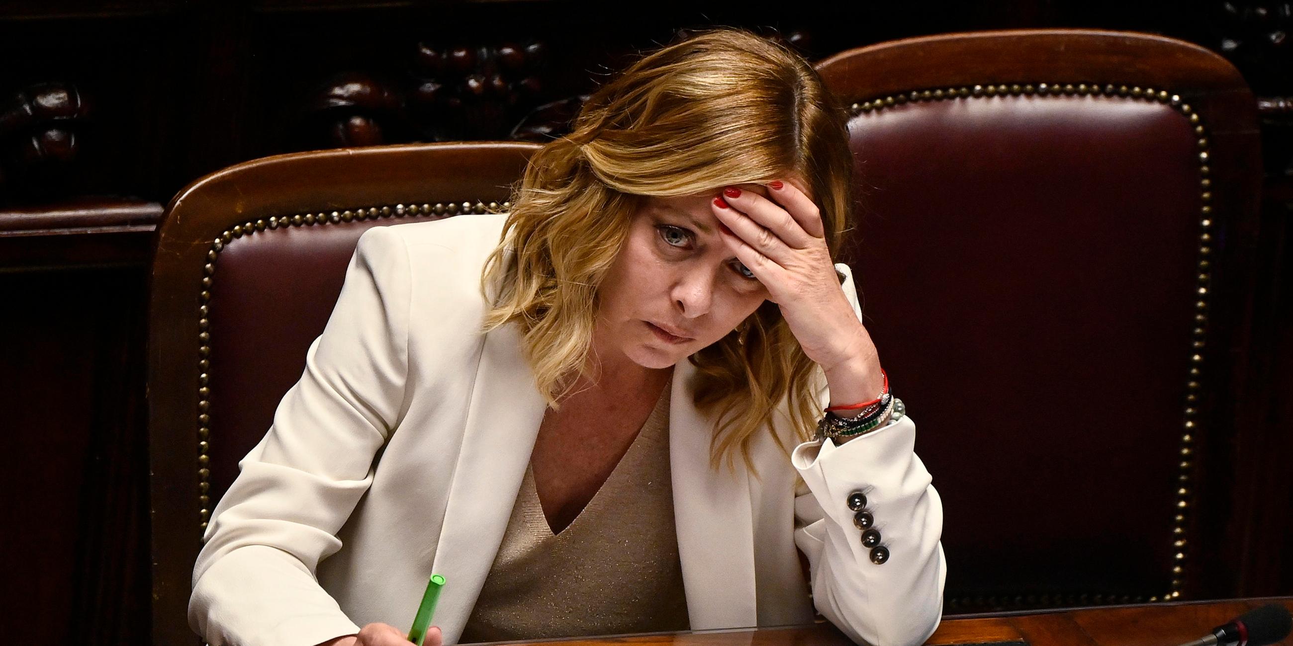 Giorgia Meloni reagiert, als sie vor dem EU-Gipfel in Rom, am 26.06.2024 vor der Abgeordnetenkammer, dem Unterhaus des italienischen Parlaments, Bericht erstattet.