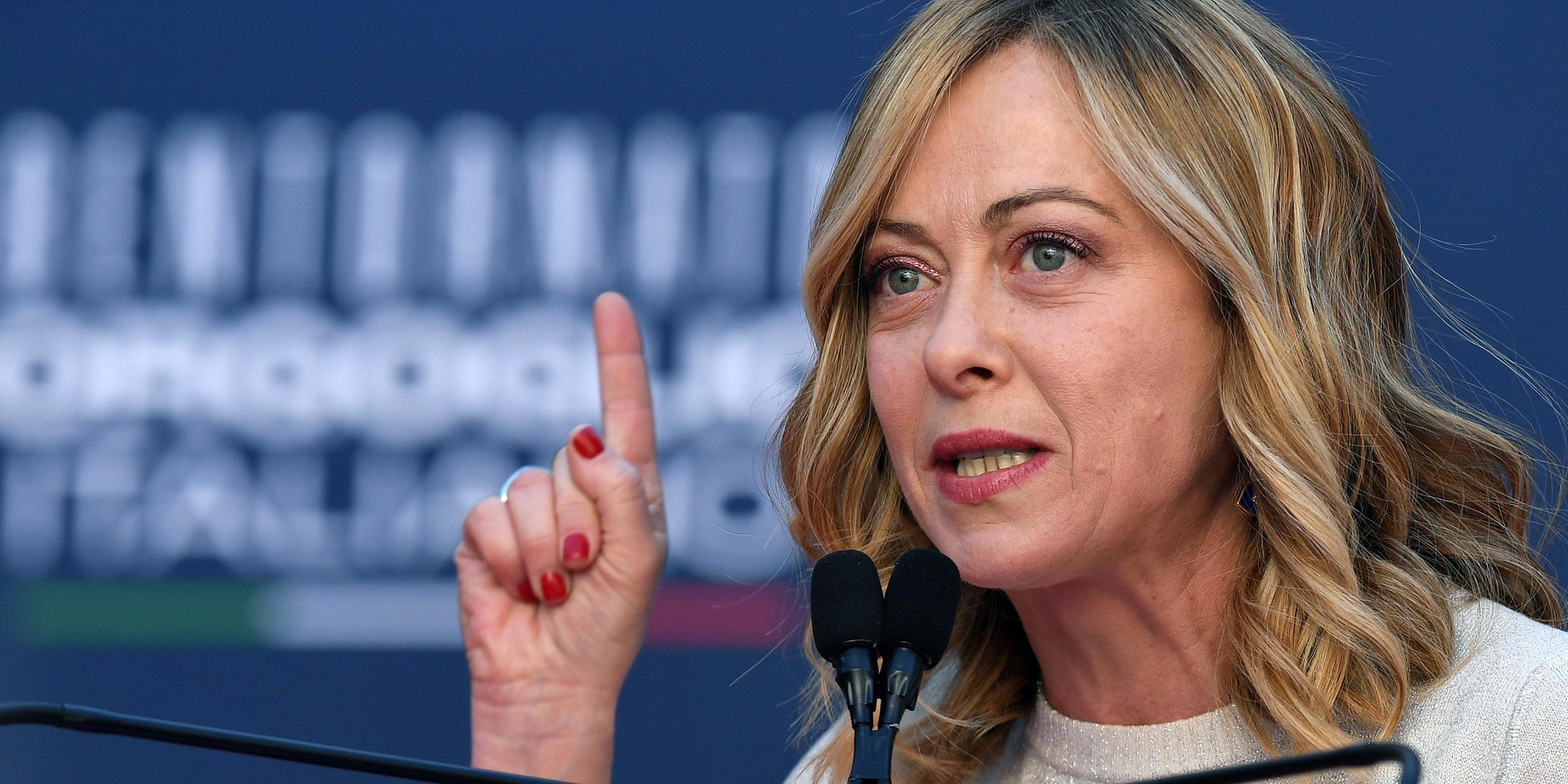 Italienische Regierungschefin Giorgia Meloni hebt den Zeigefinger der rechten Hand.