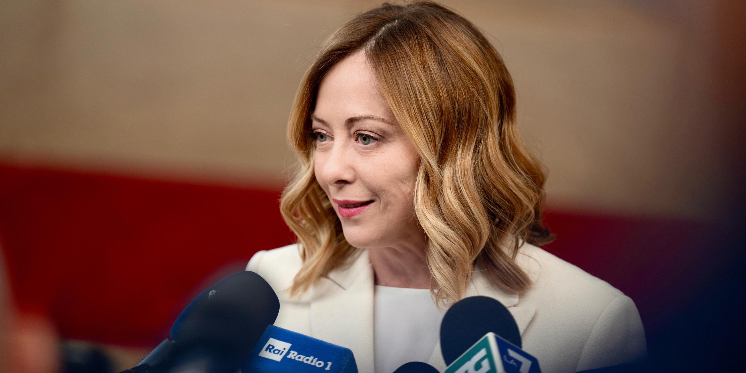 Giorgia Meloni wird von der Presse interviewt.