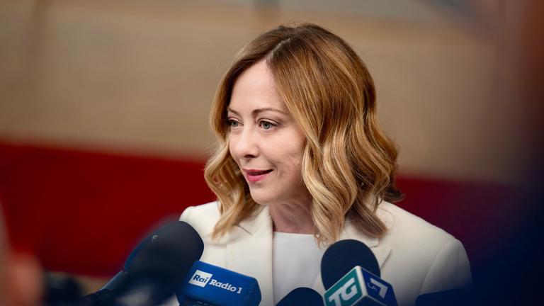 Giorgia Meloni wird von der Presse interviewt.