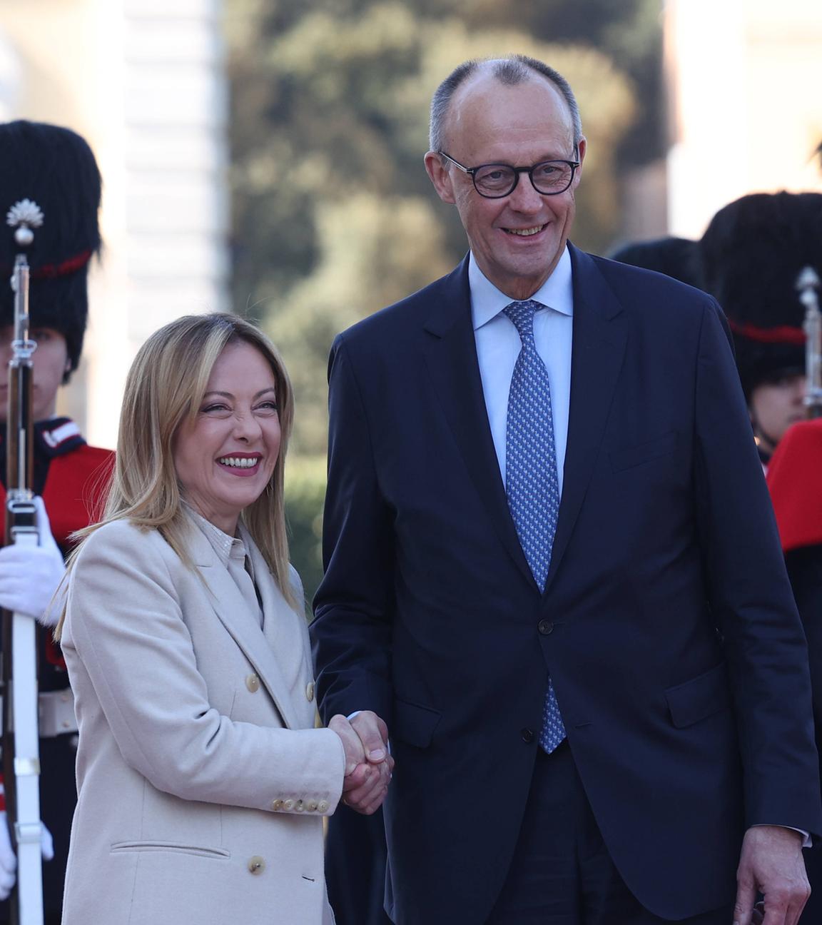 Premierministerin Giorgia Meloni schüttelt am am 23.01.2026 dem deutschen Bundeskanzler Friedrich Merz vor der Villa Doria Pamphilj in Rom die Hand. 