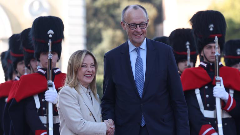 Premierministerin Giorgia Meloni schüttelt am am 23.01.2026 dem deutschen Bundeskanzler Friedrich Merz vor der Villa Doria Pamphilj in Rom die Hand. 