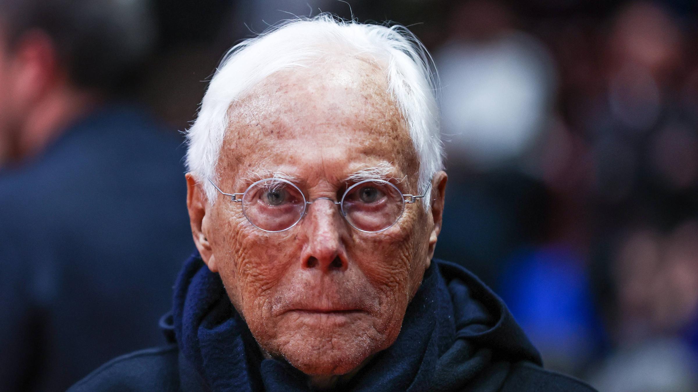 Giorgio Armani schaut während des Turkish Airlines EuroLeague 2024 25 Regular Season Round 32 Spiels zwischen EA7 Emporio Armani Mailand und FC Barcelona im Unipol Forum am 27. März 2025 zu.