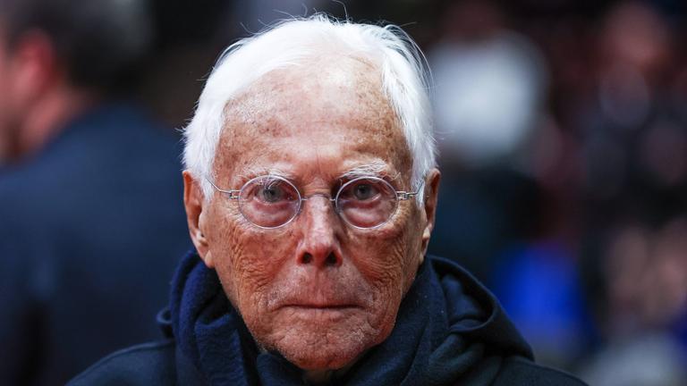 Giorgio Armani schaut während des Turkish Airlines EuroLeague 2024 25 Regular Season Round 32 Spiels zwischen EA7 Emporio Armani Mailand und FC Barcelona im Unipol Forum am 27. März 2025 zu.