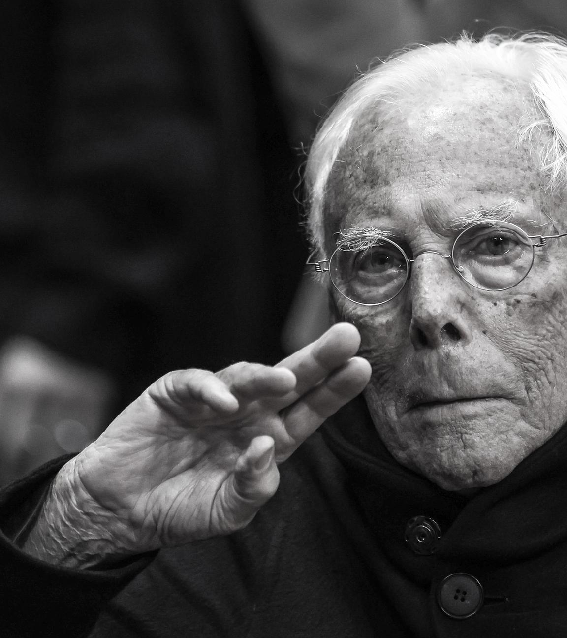 Italien, Milan: Der italienische Modedesigner Giorgio Armani besucht das Spiel zwischen EA7 Emporio Armani Mailand und Paris Basketball im Unipol Forum.