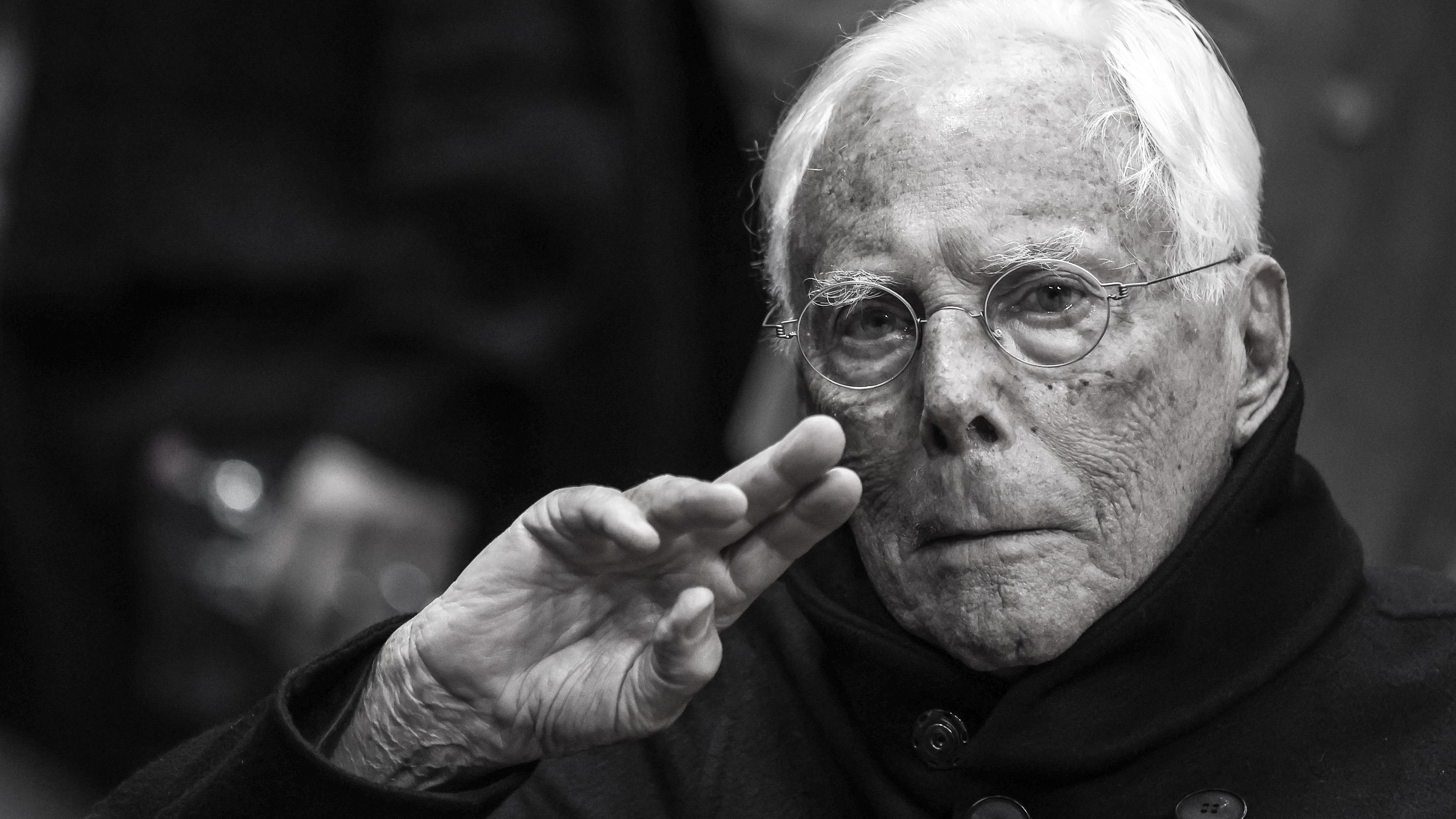 Italien, Milan: Der italienische Modedesigner Giorgio Armani besucht das Spiel zwischen EA7 Emporio Armani Mailand und Paris Basketball im Unipol Forum.