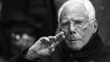 Italien, Milan: Der italienische Modedesigner Giorgio Armani besucht das Spiel zwischen EA7 Emporio Armani Mailand und Paris Basketball im Unipol Forum.