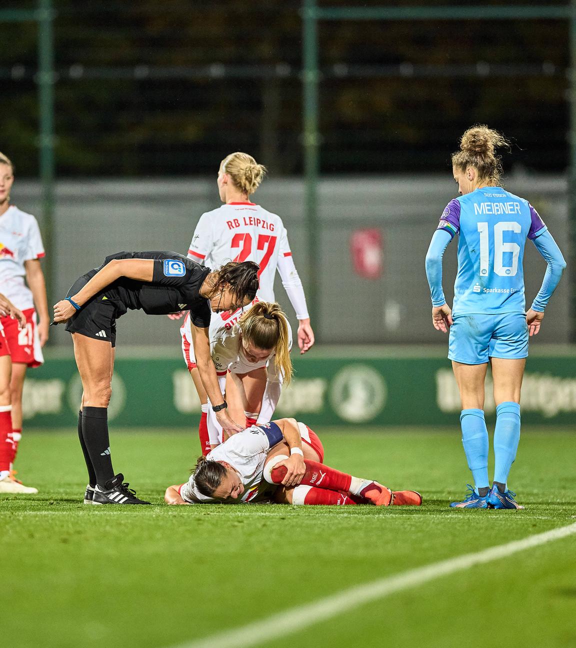 Giovanna Hoffmann liegt nach ihrem Kreuzbandriss am Boden
