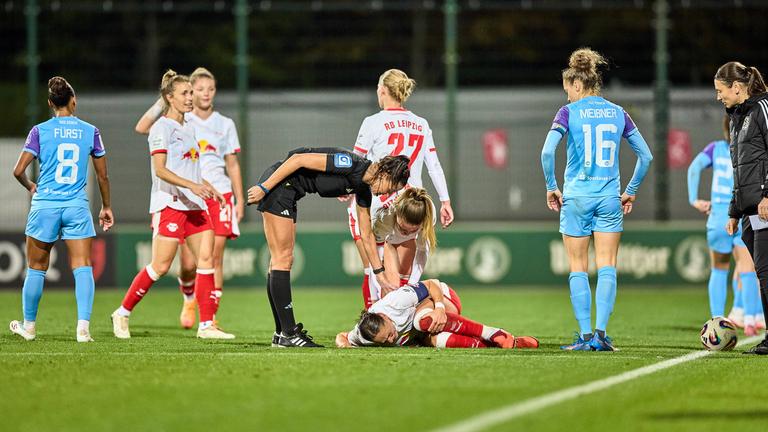 Giovanna Hoffmann liegt nach ihrem Kreuzbandriss am Boden