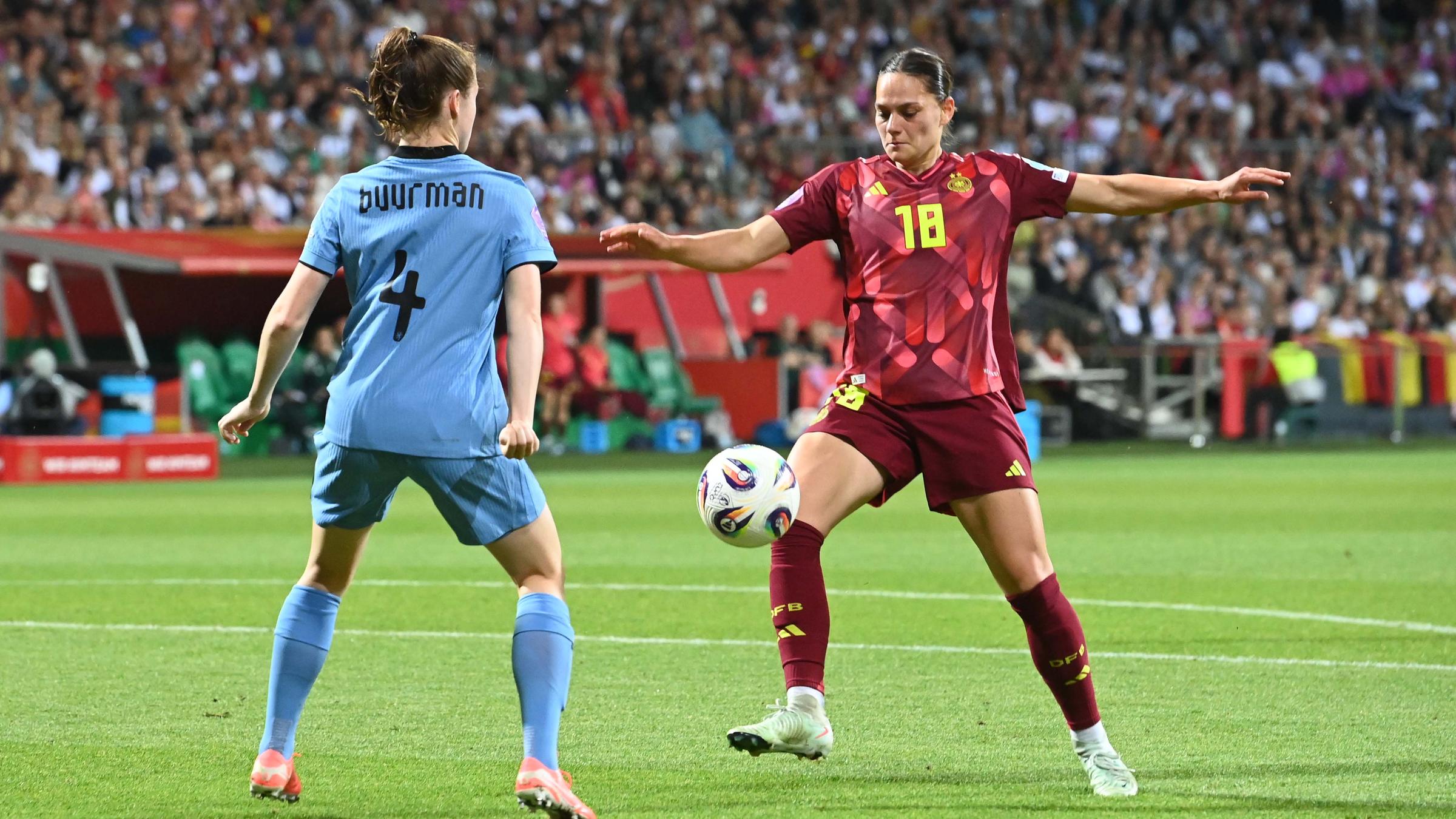 Giovanna Hoffmann im Zweikampf gegen Veerle Buurman am 30.05.2025 in Bremen. 