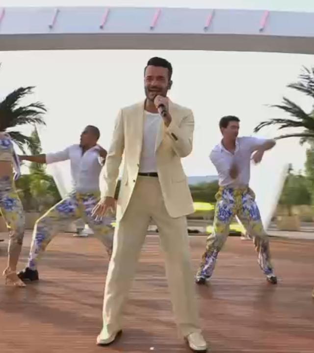 Das Bild zeigt Giovanni Zarella mit vier Tänzern auf einer Bühne im ZDF-Fernsehgarten.