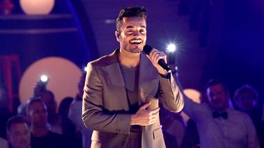 Giovanni Zarrella ist während einer Performance mit einem Mikrofon in der Hand zu sehen.