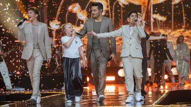 Giovanni Zarrella während der ZDF-Sendung "Die Giovanni Zarrella Show" auf der Bühne mit den vier Nachwuchstalenten Neo, Nele, Cyril und Bjarne. Die Kinder halten Mikrofone und singen.