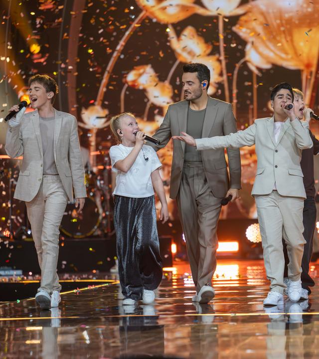 Giovanni Zarrella während der ZDF-Sendung "Die Giovanni Zarrella Show" auf der Bühne mit den vier Nachwuchstalenten Neo, Nele, Cyril und Bjarne. Die Kinder halten Mikrofone und singen.