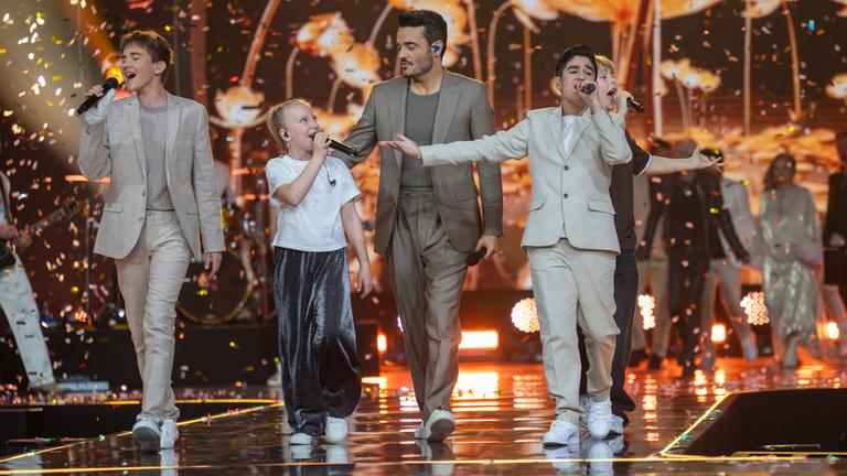 Giovanni Zarrella während der ZDF-Sendung "Die Giovanni Zarrella Show" auf der Bühne mit den vier Nachwuchstalenten Neo, Nele, Cyril und Bjarne. Die Kinder halten Mikrofone und singen.