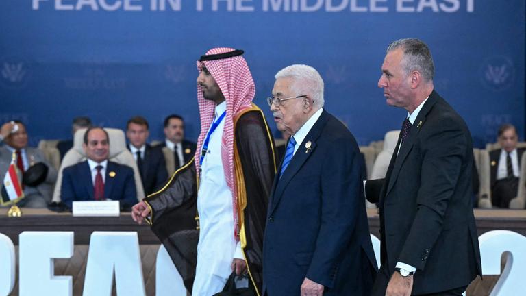 Der palästinensische Präsident Mahmud Abbas trifft am 13. Oktober 2025 zu einem Gipfeltreffen über Gaza in Sharm el-Sheikh ein.