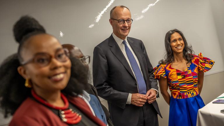 Bundeskanzler Friedrich Merz (CDU) besucht das Software Unternehmen SAP nach dem G20 Gipfeltreffen. 