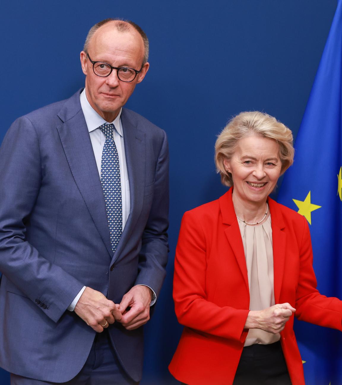 Bundeskanzler Friedrich Merz (L) wird von der Präsidentin der Europäischen Kommission, Ursula von der Leyen, zu einem bilateralen Treffen vor einem informellen Treffen der Mitglieder.