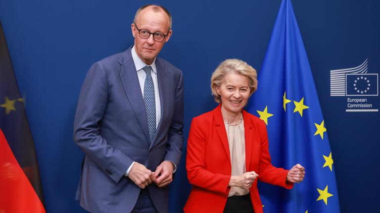 Bundeskanzler Friedrich Merz (L) wird von der Präsidentin der Europäischen Kommission, Ursula von der Leyen, zu einem bilateralen Treffen vor einem informellen Treffen der Mitglieder.