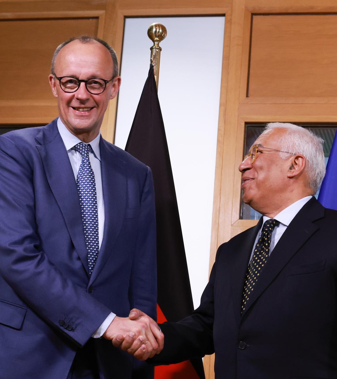 Friedrich Merz (L) wird vom Präsidenten des Europäischen Rates, Antonio Costa  begrüßt.