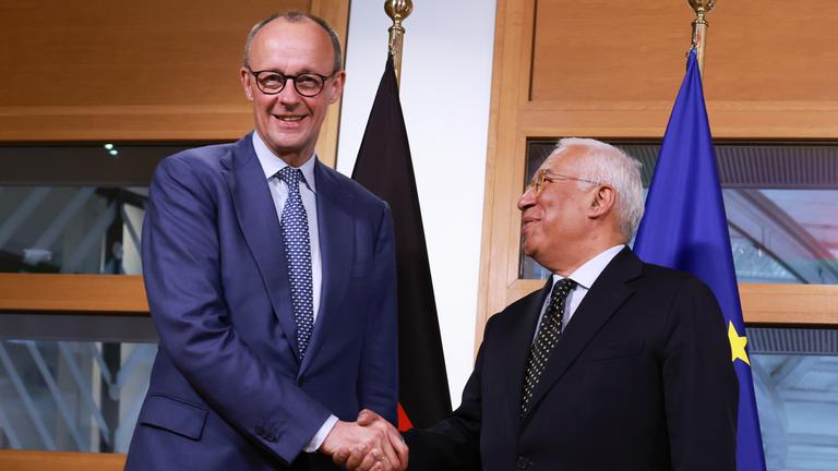 Friedrich Merz (L) wird vom Präsidenten des Europäischen Rates, Antonio Costa  begrüßt.