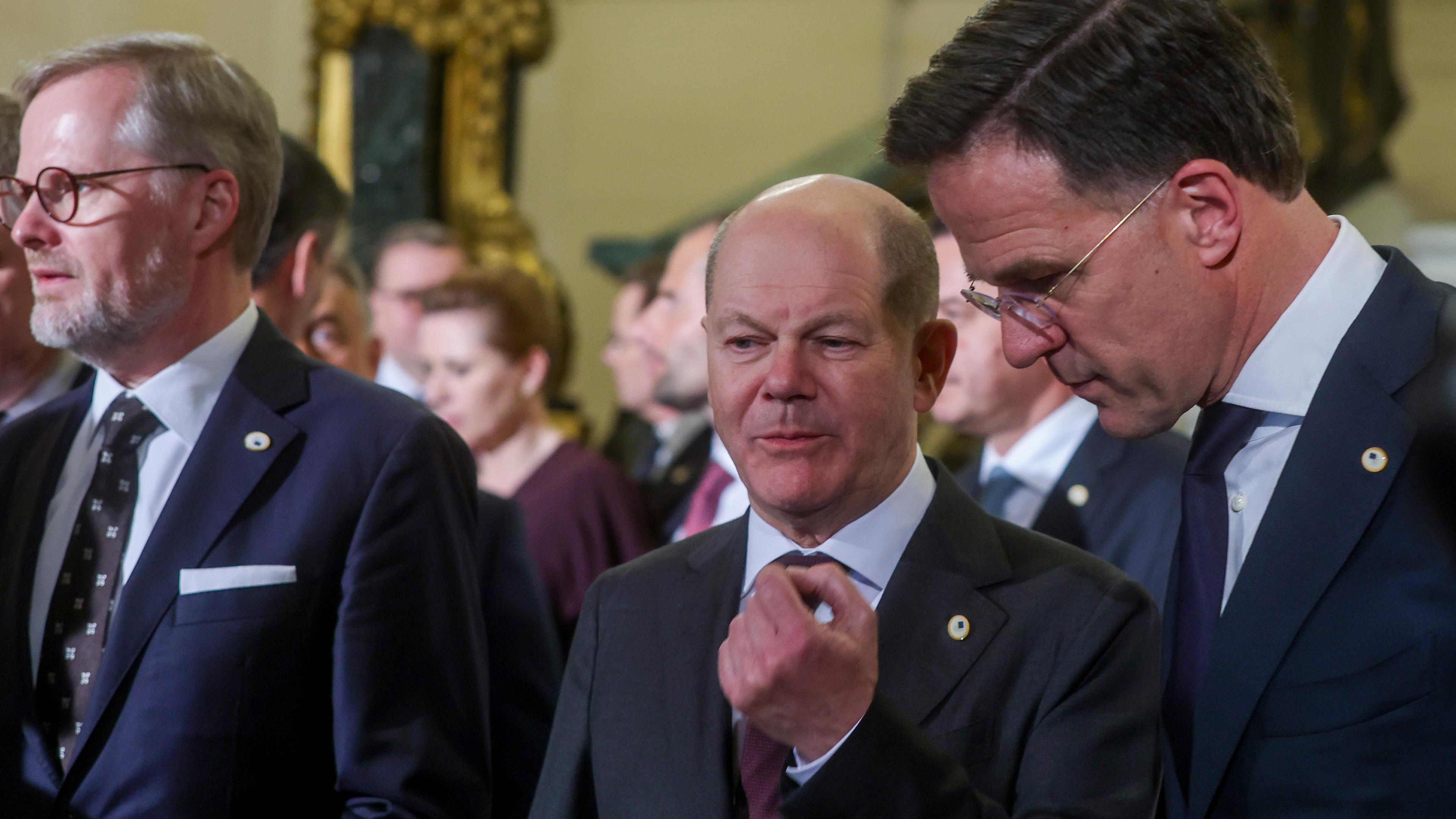 Olaf Scholz spricht mit Mark Rutte während eines Empfangs vor einem EU-Gipfel.