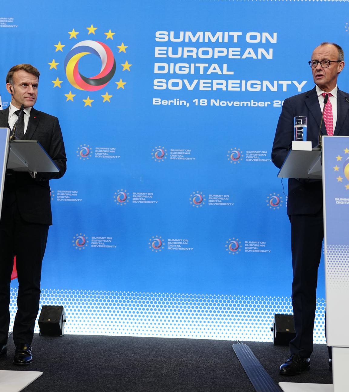 Berlin: Frankreichs Präsident Emmanuel Macron (l) und Bundeskanzler Friedrich Merz (CDU) geben beim Gipfel zur Europäischen Digitalen Souveränität im Euref-Campus eine Pressekonferenz.