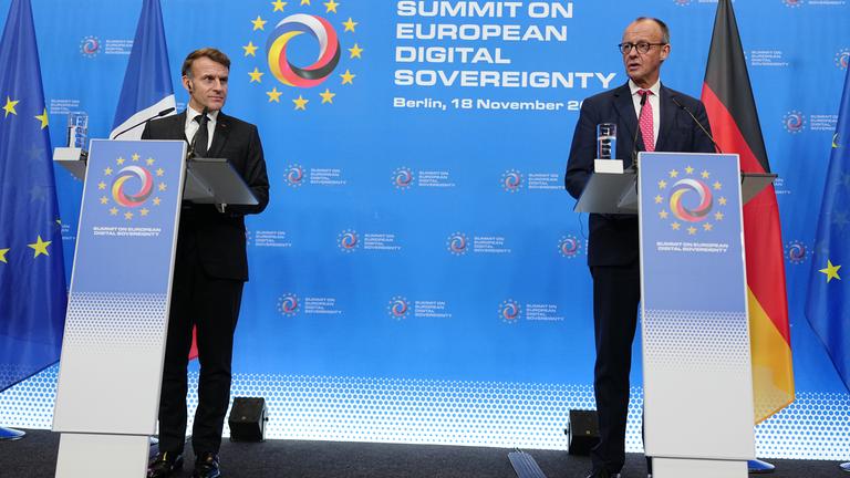 Berlin: Frankreichs Präsident Emmanuel Macron (l) und Bundeskanzler Friedrich Merz (CDU) geben beim Gipfel zur Europäischen Digitalen Souveränität im Euref-Campus eine Pressekonferenz.