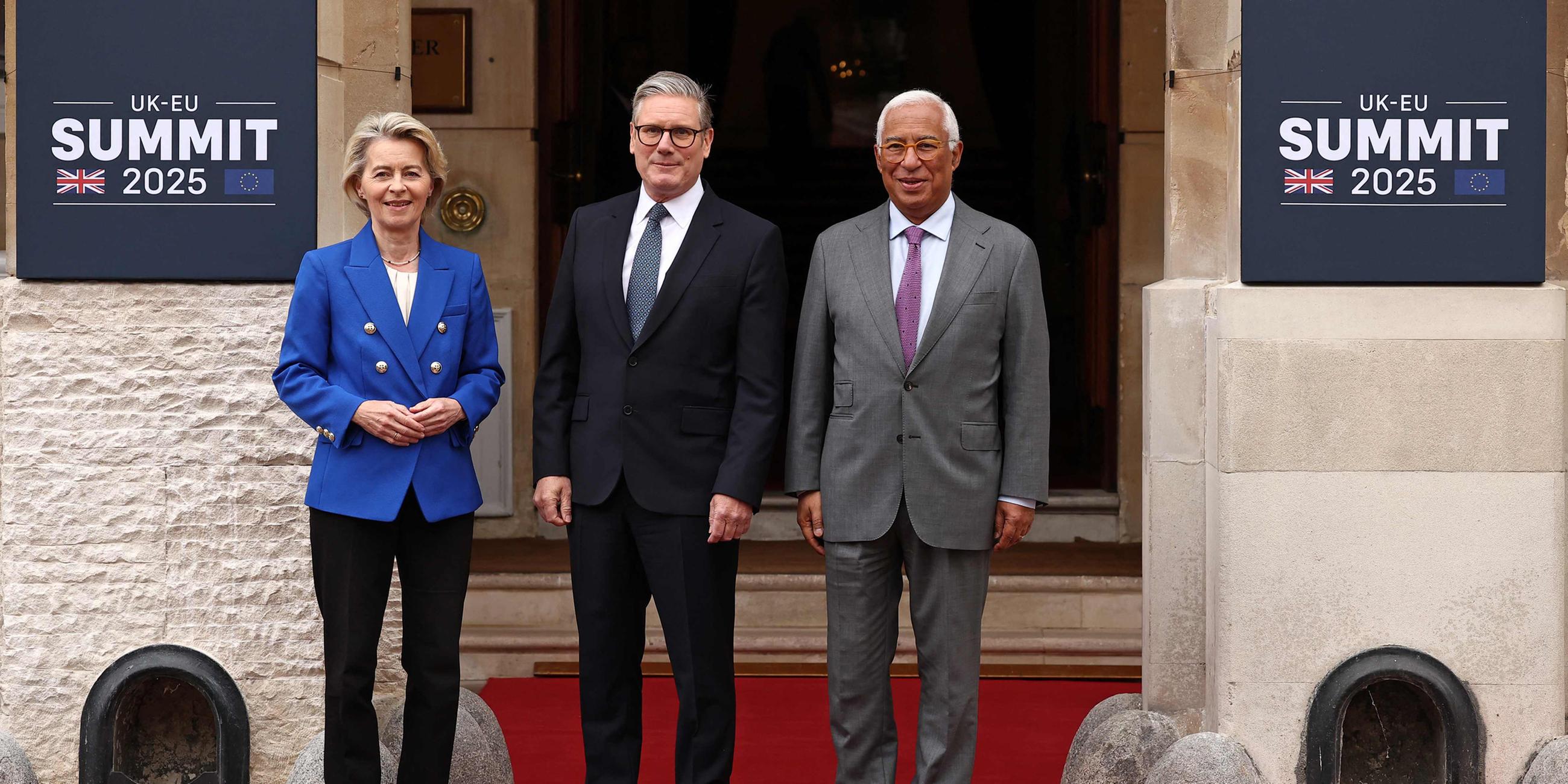 Der britische Premierminister Keir Starmer (C) posiert mit der Präsidentin der Europäischen Kommission, Ursula von der Leyen (L), und dem Präsidenten des Europäischen Rates, Antonio Costa, bei ihrer Ankunft zum EU-Gipfel im Lancaster House in London am 19. Mai 2025.
