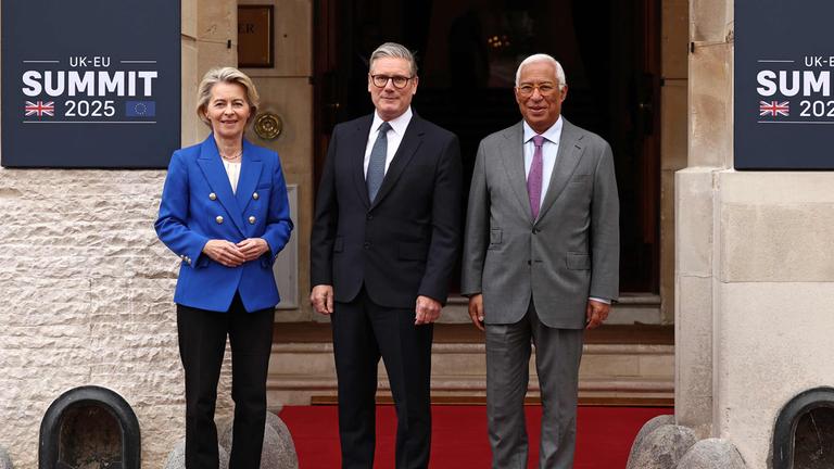 Der britische Premierminister Keir Starmer (C) posiert mit der Präsidentin der Europäischen Kommission, Ursula von der Leyen (L), und dem Präsidenten des Europäischen Rates, Antonio Costa, bei ihrer Ankunft zum EU-Gipfel im Lancaster House in London am 19. Mai 2025.