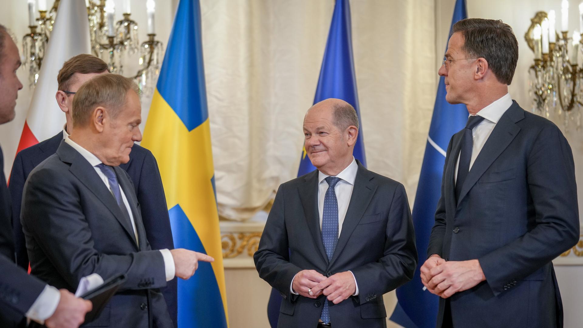 undeskanzler Olaf Scholz (M, SPD) steht beim Nato-Ostseegipfel mit Polens Regierungschef Donald Tusk (l) und Mark Rutte (r), Nato-Generalsekretär, zusammen.