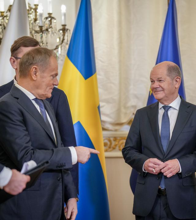 undeskanzler Olaf Scholz (M, SPD) steht beim Nato-Ostseegipfel mit Polens Regierungschef Donald Tusk (l) und Mark Rutte (r), Nato-Generalsekretär, zusammen.