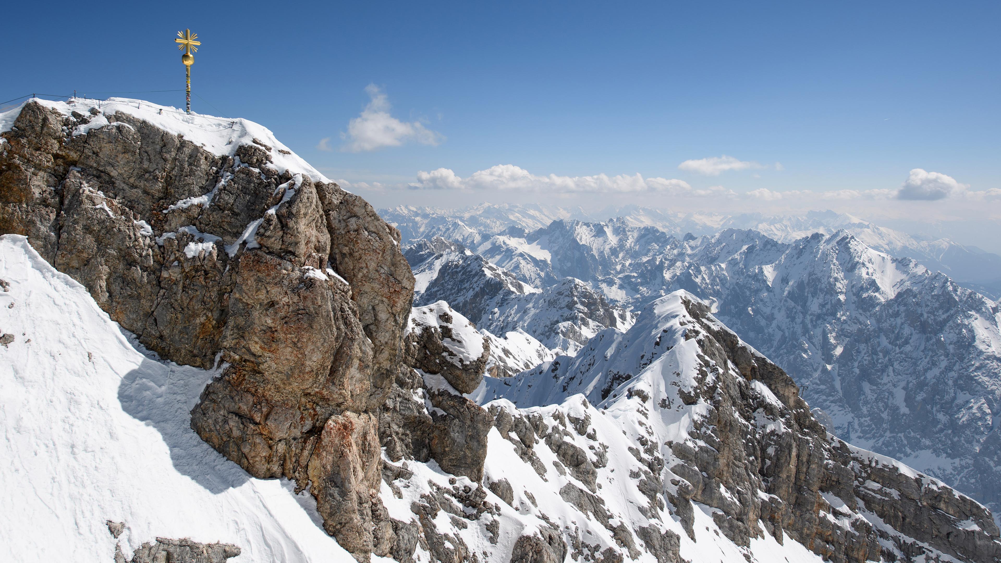 Bayern, Garmisch-Partenkirchen: Das reparierte Gipfelkreuz steht auf der Zugspitze. Archivbild