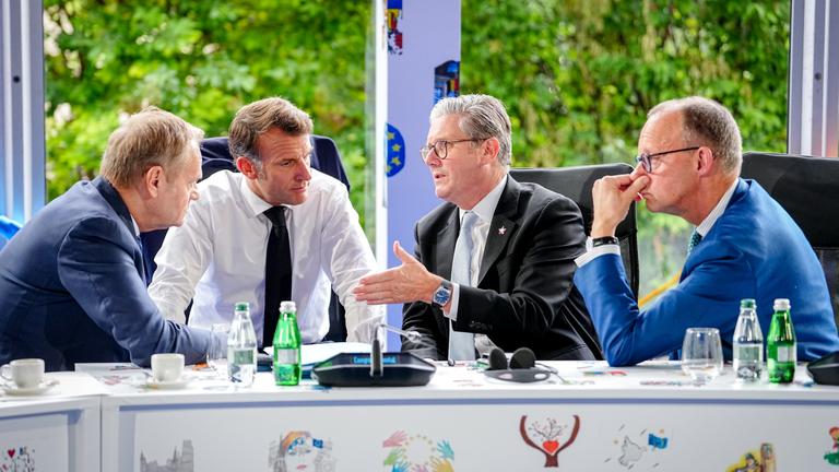 Albanien, Tirana: Donald Tusk (l-r), Ministerpräsident von Polen, Frankreichs Präsident Emmanuel Macron, Keir Starmer, Premierminister von Großbritannien, und Bundeskanzler Friedrich Merz (CDU) sitzen am Rande des Gipfeltreffens der Europäischen Politischen Gemeinschaft nach einem Treffen mit dem ukrainischen Präsidenten zusammen. 