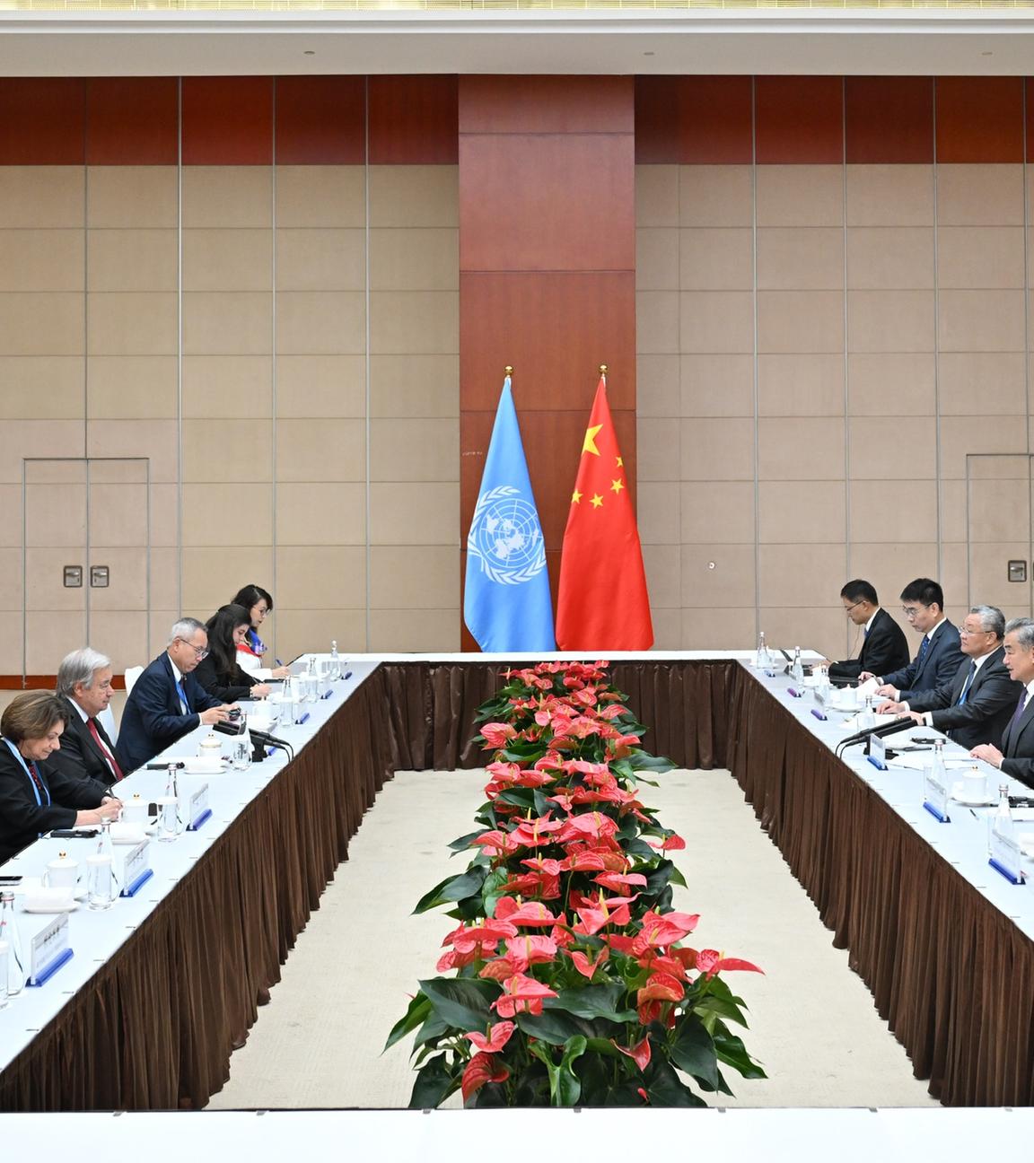 Der chinesische Außenminister Wang Yi, der auch Mitglied des Politbüros des Zentralkomitees der Kommunistischen Partei Chinas ist, trifft sich mit dem Generalsekretär der Vereinten Nationen (UN) Antonio Guterres