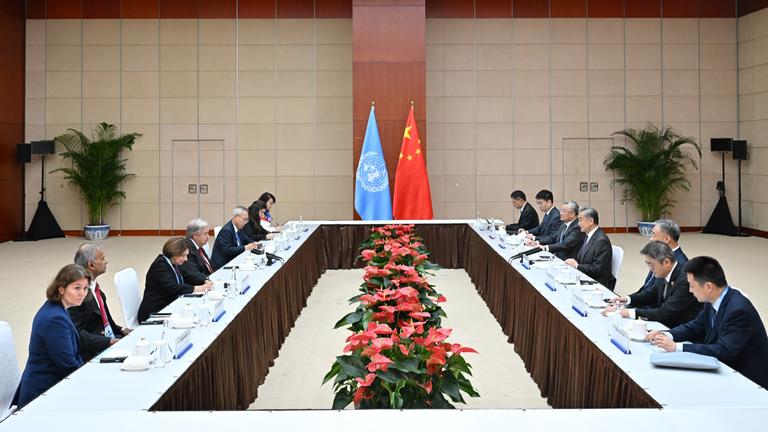 Der chinesische Außenminister Wang Yi, der auch Mitglied des Politbüros des Zentralkomitees der Kommunistischen Partei Chinas ist, trifft sich mit dem Generalsekretär der Vereinten Nationen (UN) Antonio Guterres