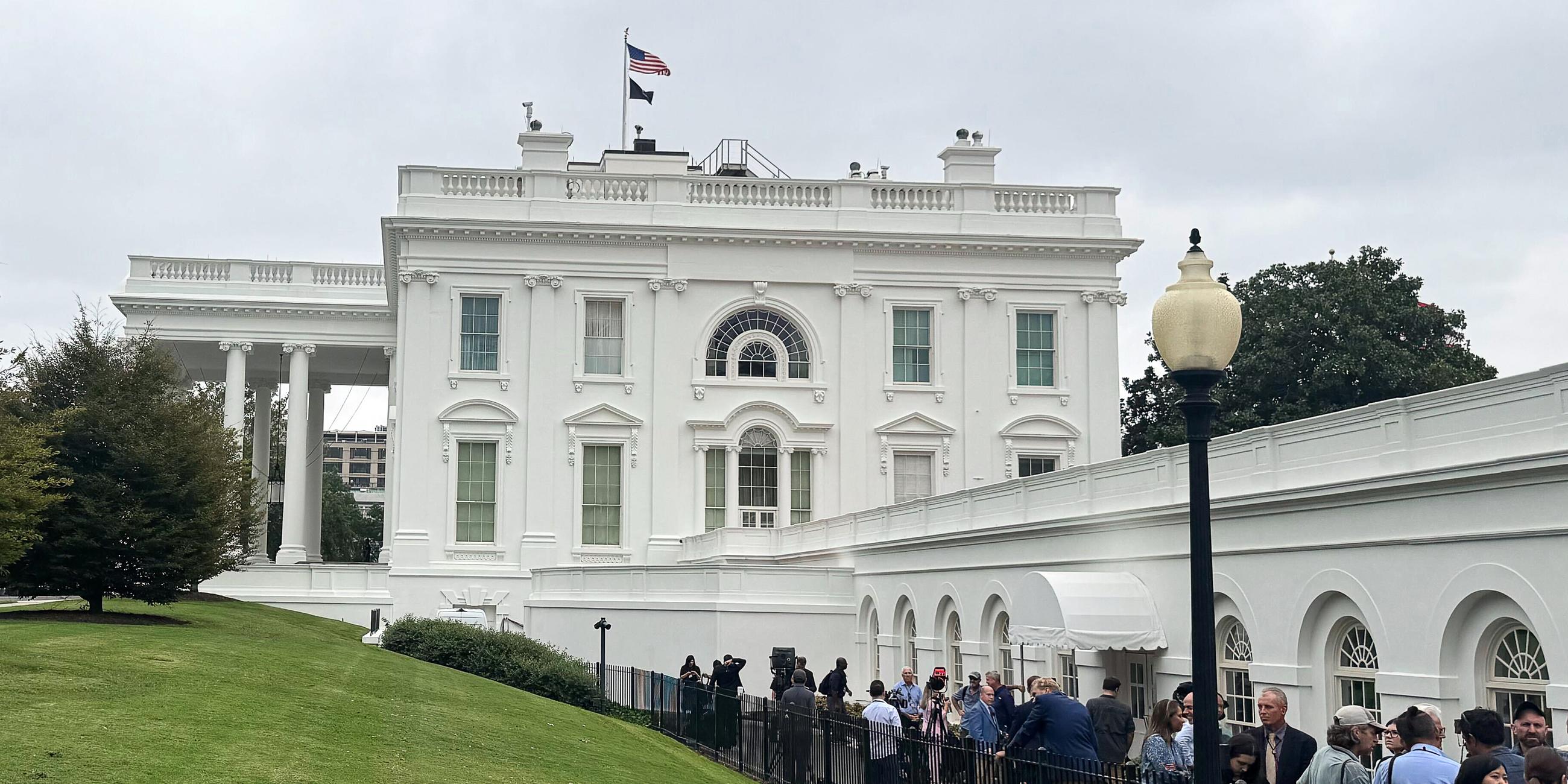 Medienvertreter warten vor einem Spitzentreffen von US-Präsident Trump und dem ukrainischen Präsidenten Selenskyj mit europäischen Staats- und Regierungschefs vor dem Weißen Haus.