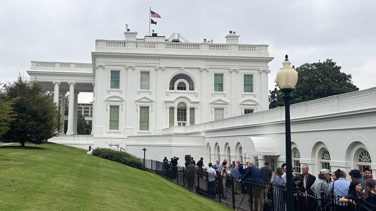 Medienvertreter warten vor einem Spitzentreffen von US-Präsident Trump und dem ukrainischen Präsidenten Selenskyj mit europäischen Staats- und Regierungschefs vor dem Weißen Haus.