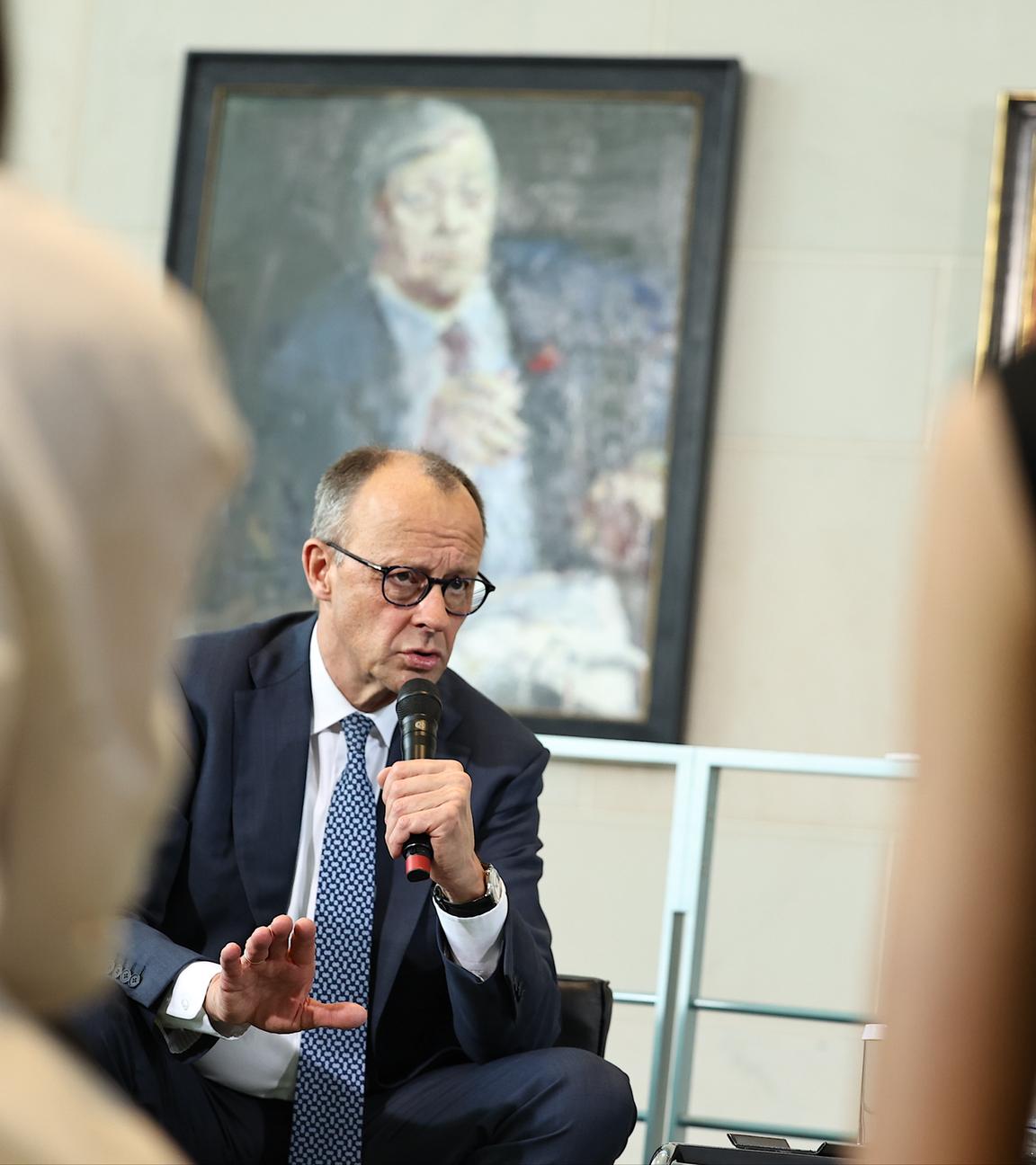 Bundeskanzler Friedrich Merz (CDU) empfängt Schülerinen von drei Berliner Schulen zum bundesweiten Girls Day im Bundeskanzleramt in Berlin.